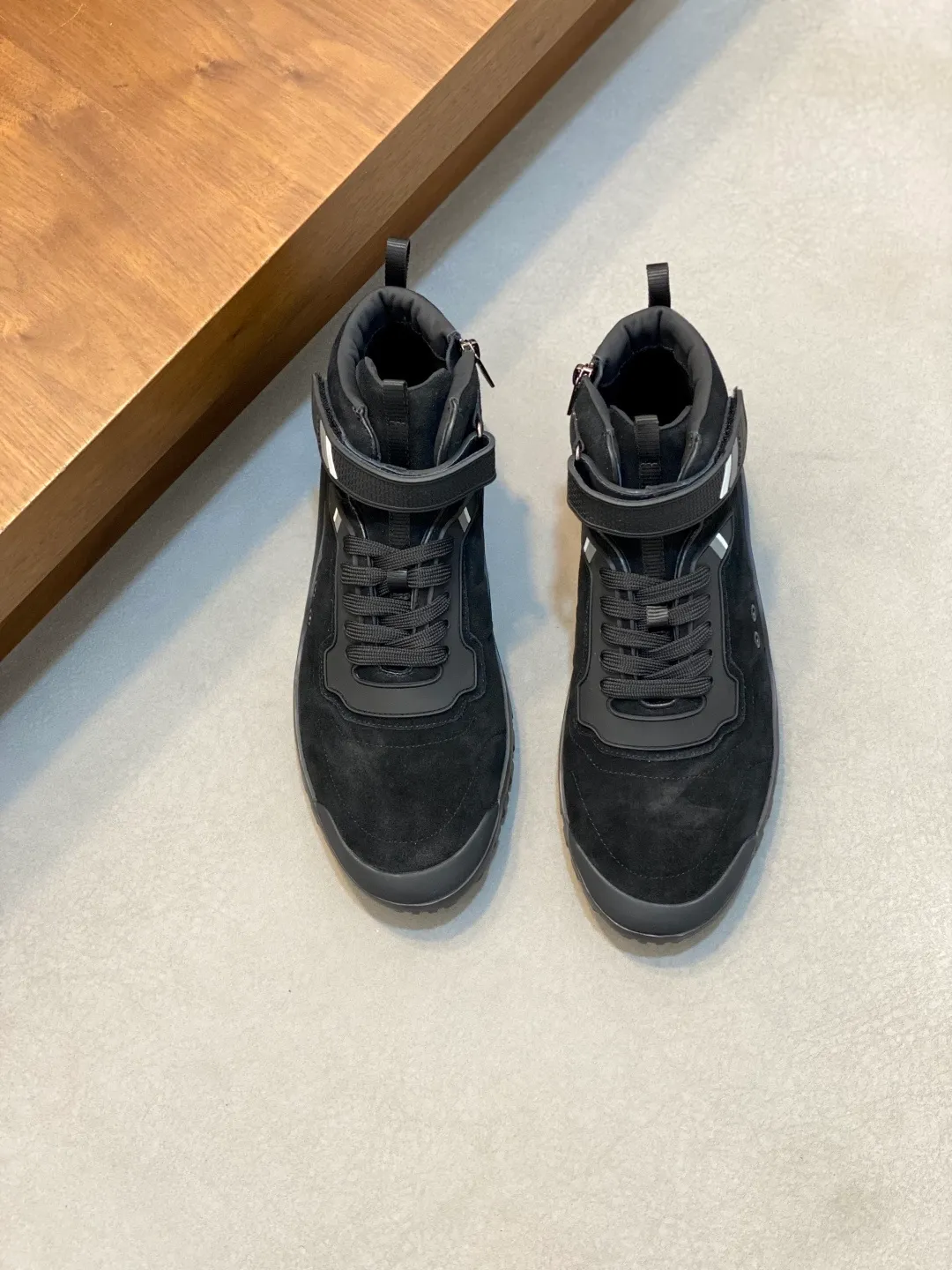 Men's shoes 💰860 Prada/Prada's new men's patchwork casual sports boots! The shoe's exquisite stitching outlines a unique geometric texture, and contemporary lines and details reinterpret the classic sports style. The upper is made of ultra-official material, and the lining is full cowhide. It is lightweight, breathable, practical and versatile. The tongue is decorated with the Prada Milano logo, and the logo print is embellished with the laces. It is paired with a 2.5cm two-color rubber sole to create a comfortable wearing experience. Comes with full set of original packaging dust bag! Size: 39-40-41-42-43-44 (45 customized) standard leather shoe size